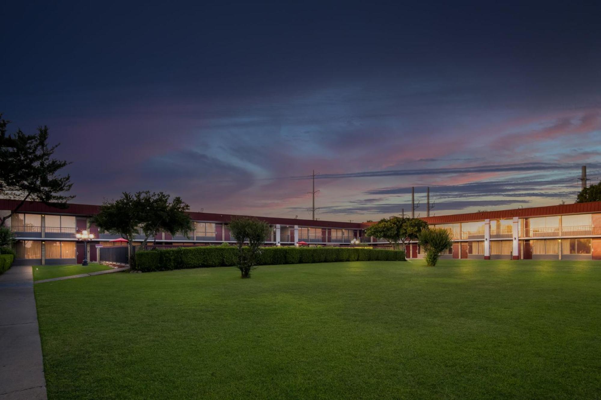 Red Roof Inn & Conference Center МакКини Екстериор снимка