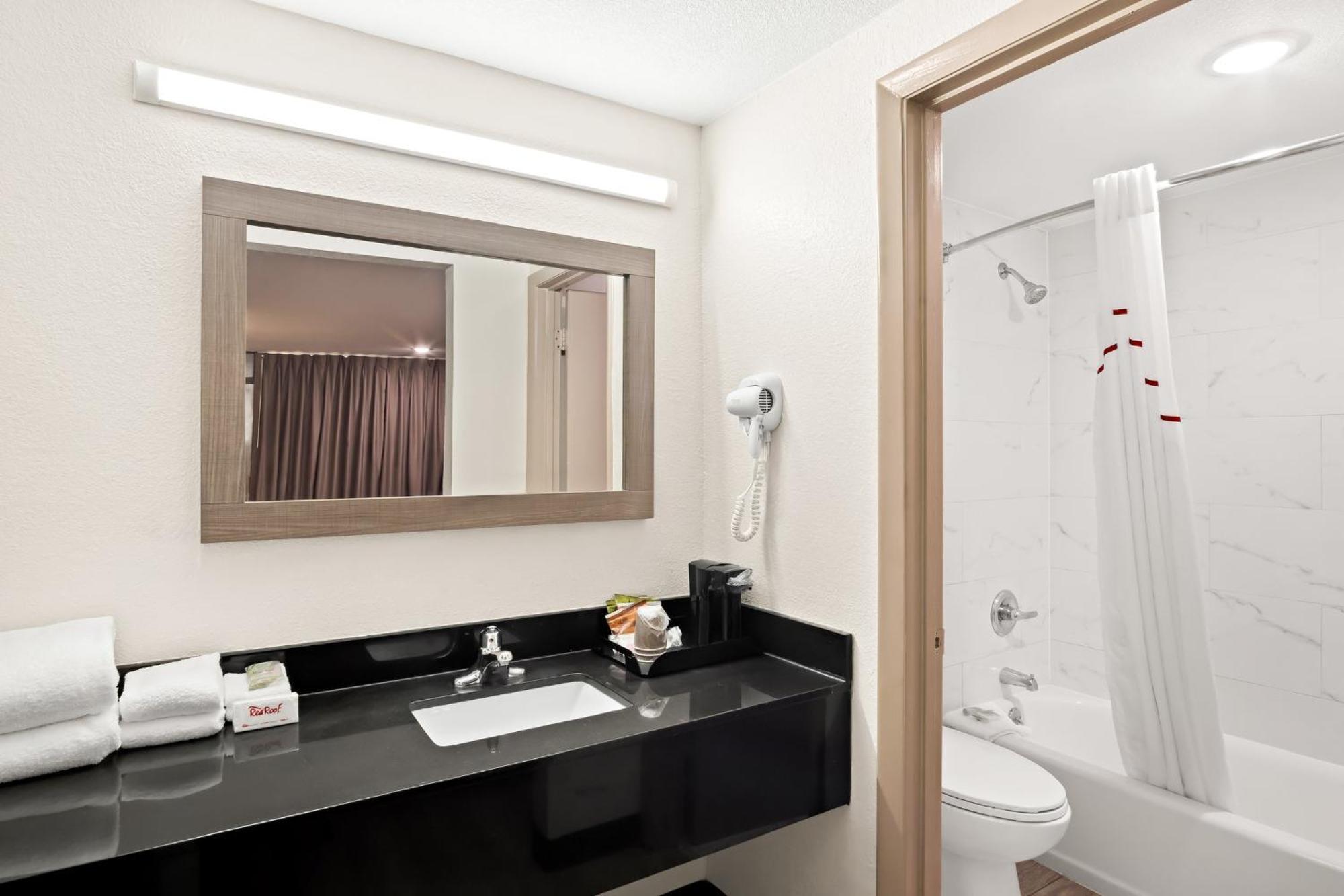 Red Roof Inn & Conference Center МакКини Екстериор снимка