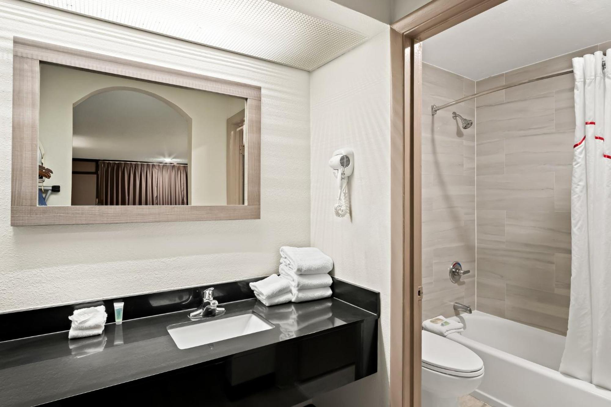 Red Roof Inn & Conference Center МакКини Екстериор снимка