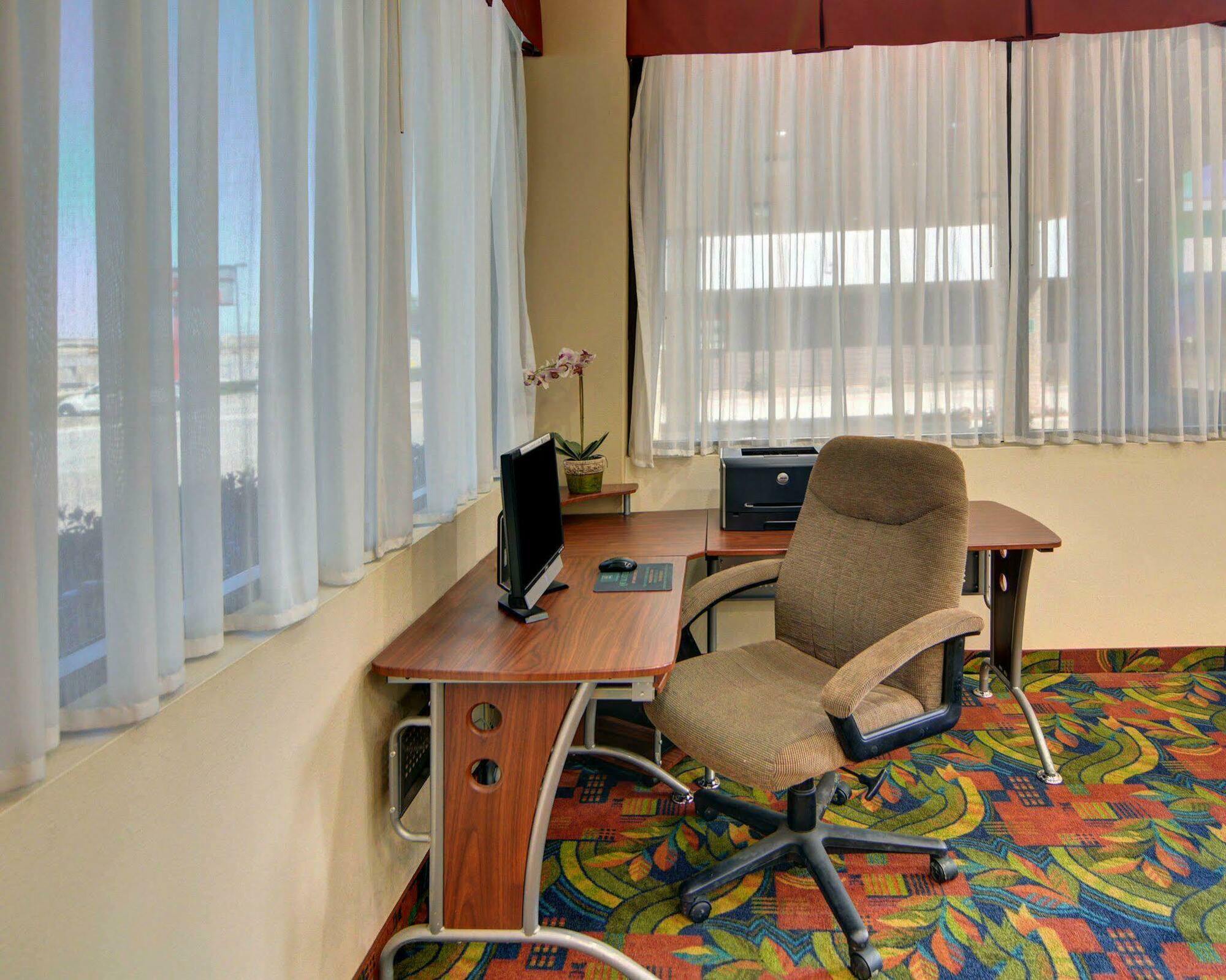 Red Roof Inn & Conference Center МакКини Екстериор снимка
